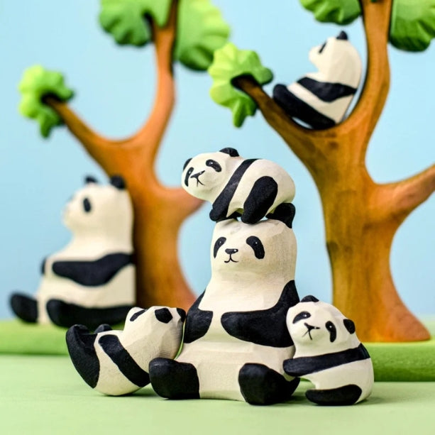 Bumbu Toys | 羅馬尼亞場景與動物木玩-熊貓家族與樹木組